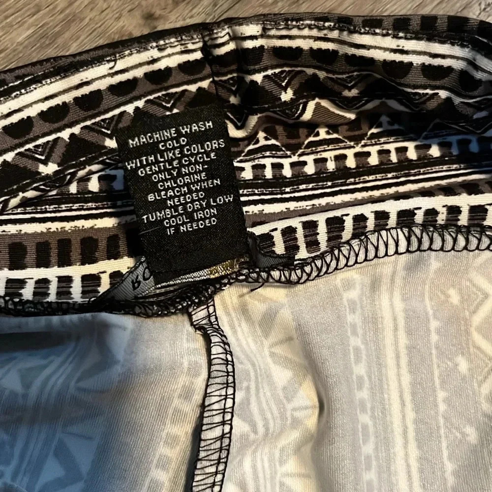 Robert Louis wide leg st pants black white pattern with belt - Picture 5 of 7